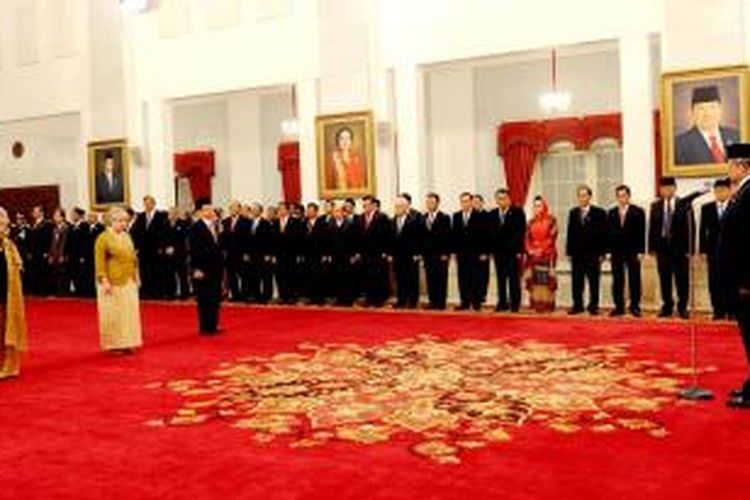 Presiden SBY menganugerahkan gelar Pahlawan Nasional kepada tiga tokoh, diwakili keluarganya, di Istana Negara, Jakarta, Jumat (8/11) sore. (foto: rusman/presidenri.go.id)
