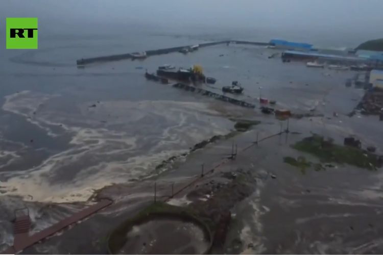 Tangkapan layar dari video yang menampilkan tsunami menerjang garis pantai Severo-Kurilsk, Rusia, setelah gempa magnitudo 8,8 terjadi di dekat Semenanjung Kamchatka.