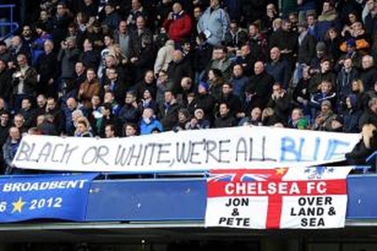 Suporter Chelsea membentangkan banner anti rasialisme.