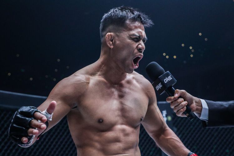 Eko Roni Saputra, Adrian Mattheis, dan Linda Darrow berhasil lolos dalam uji timbang badan serta tes hidrasi resmi dari ONE Championship. Ketiga petarung Indonesia itu akan menghadapi lawan masing-masing di ONE Fight Night 7 di Bangkok, Thailand, Sabtu (25/2/2023). 