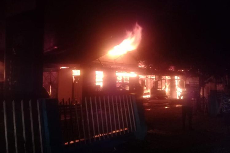 Kantor PLN Unit Balai Selasa hangus terbakar pada Selasa (8/2/2022) malam.