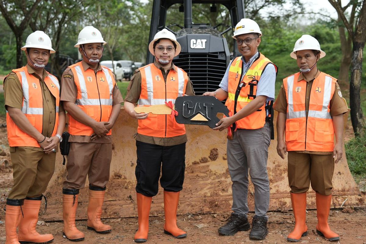 Bupati Hulu Sungai Tengah (HST) H Aulia Oktafiandi menyerahkan unit bulldozer tipe D3 kepada Kepala Dinas Lingkungan Hidup dan Perhubungan (DLHP) Mursyidi di Tempat Pembuangan Akhir (TPA) sampah Desa Telang Kecamatan Batang Alai Utara (Batara), Senin (3/6/2024). 