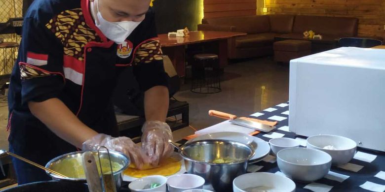 Proses pembuatan Dadar Jiwo di Cafe Bar Palembang.