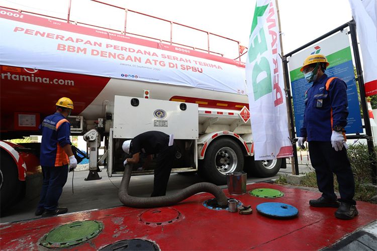 Proses penerapan teknologi ATG di tangki pendam SPBU (Dok. Pertamina)