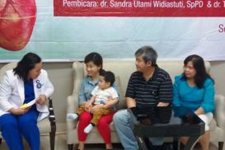 Keluarga Darrel (19 bulan) memberikan testimoni pengobatan kelainan jantung bawaan di Siloam Hospital Kebon Jeruk, Jakarta Barat, Selasa (14/4/2015).
