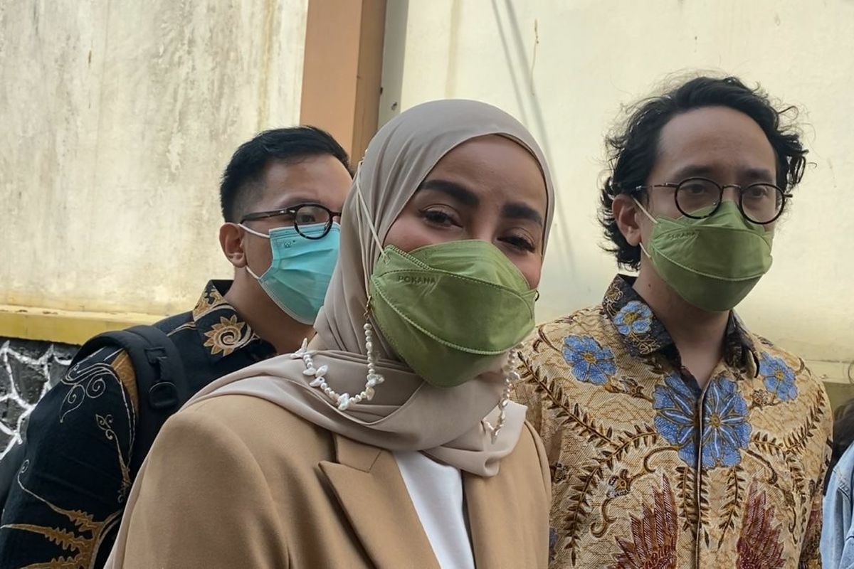 Artis Olla Ramlan dan kuasa hukumnya, Bara Tampubolon saat ditemui di Pengadilan Agama (PA) Jakarta Selatan, Senin (23/5/2022). 