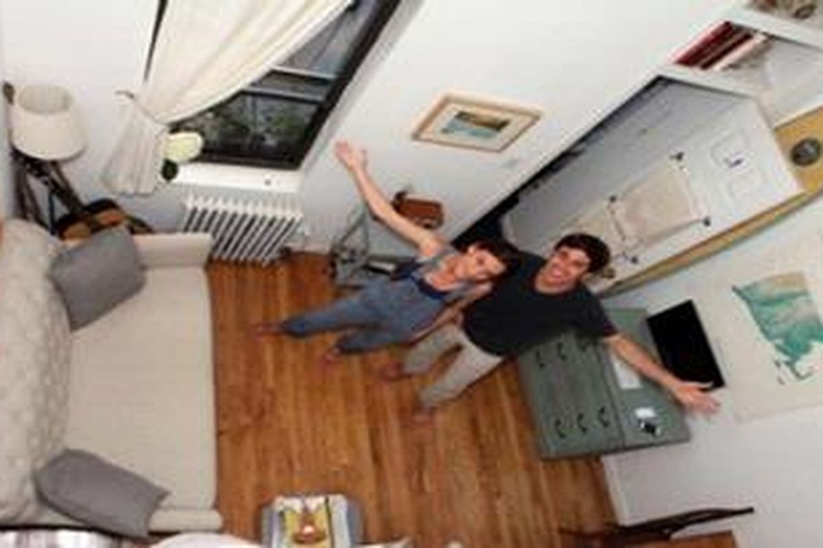 Apartemen dengan harga sewa 1,500 dollar AS per bulan ini memiliki kamar mandi kecil di salah satu sisinya, lemari di lorong, dan tempat tidur di loteng yang dibangun di atas dapur. 