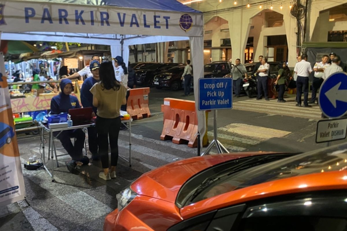 Salah satu pengunjung yang memanfaatkan valet parkir Jalan Tunjungan, Surabaya, Selasa (14/10/2025).