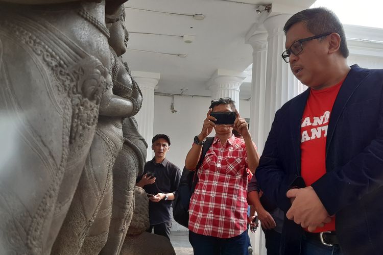 Sekjen PDI-P Hasto Kristiyanto tengah melihat prasasti di museum nasional Jakarta.