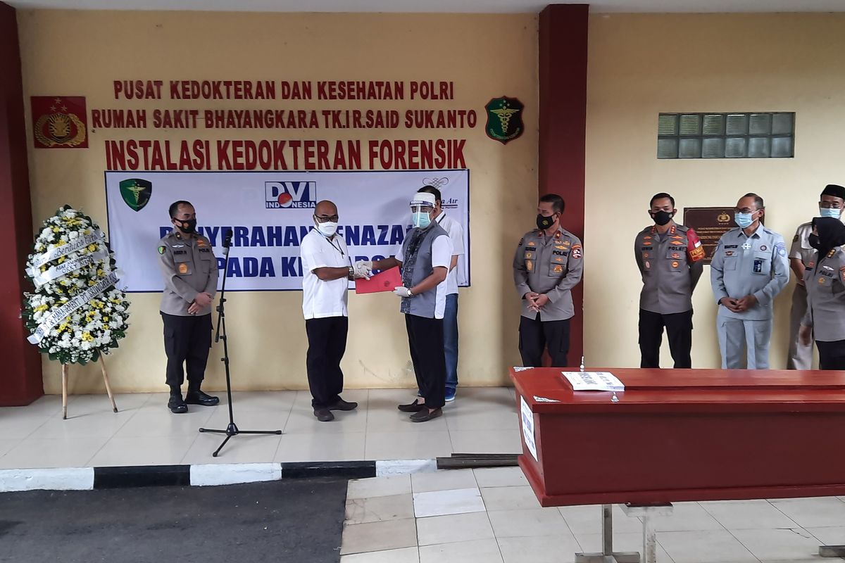 Tim Disaster Victim Identification (DVI) telah menyerahkan korban pesawat Sriwijaya Air SJ 182 yang teridentifikasi pertama kali, Okky Bisma, kepada keluarga pada hari ini, Kamis (14/1/2021).