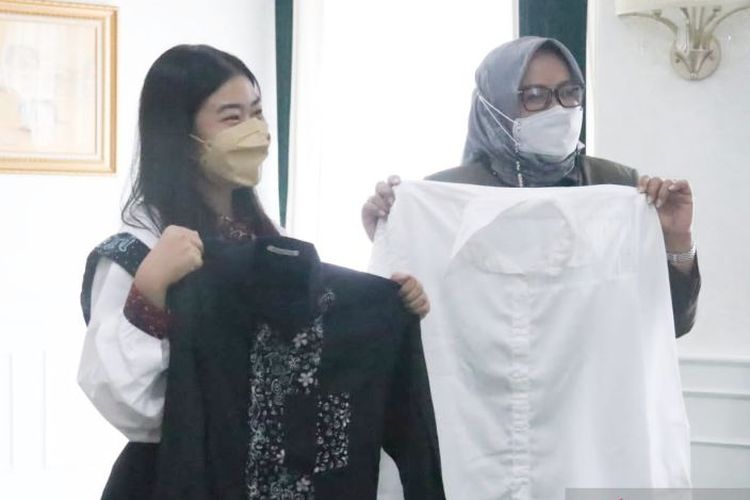 Desainer Cynthia Halim asal Cileungsi, Kabupaten Bogor, Jawa Barat, saat berkunjung ke Kantor Bupati Bogor Ade Yasin di Cibinong, Kamis (10/2/2022). 