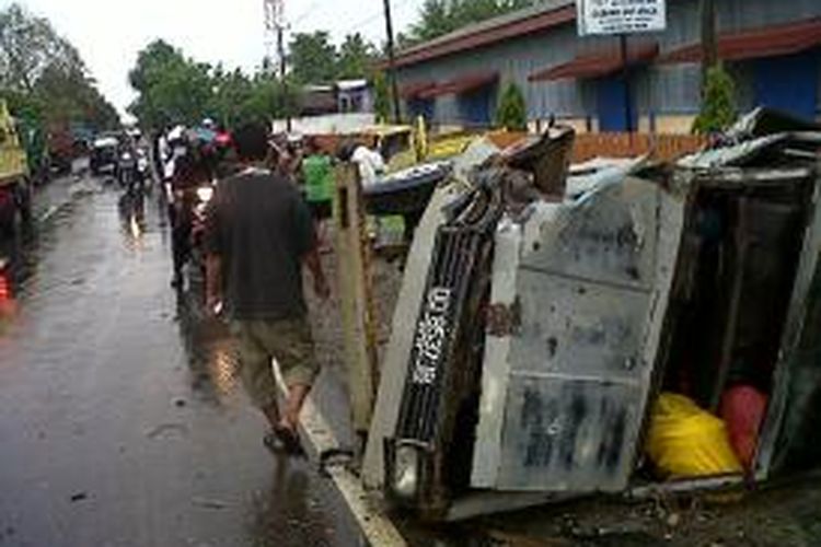 Sejumlah warga di Kabupaten Bone, Sulawesi Selatan memadati lokasi tabrakan beruntun yang melibatkan truk, pickup dan sepeda motor. Jumat, (29/11/2013).