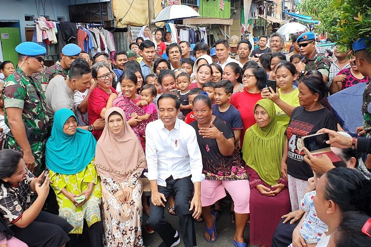 Calon presiden nomor urut 01 Joko Widodo menyambangi kampung deret di Johar Baru, Jakarta, Selasa (21/5/2019).