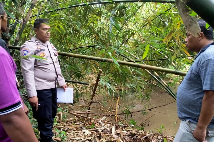 Polisi mengecek lokasi penemuan mayat di Sungai Gombong, Desa Bendungan Kecamatan Kuwarasan, Kebumen, Jawa Tengah, Jumat (20/1/2023) sore.