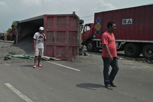 Truk Muatan Pasir Batu Terguling di Pantura, Sebabkan Macet 5 Kilometer