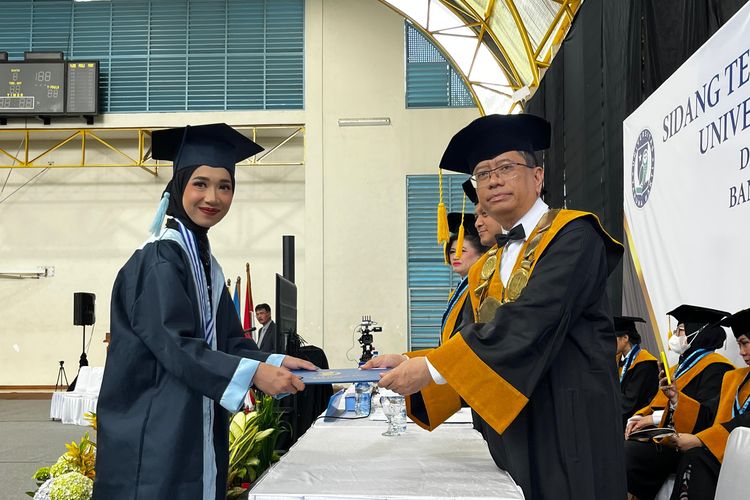 Pelaksanaan wisuda Universitas Taruna Bakti di Bandung. 