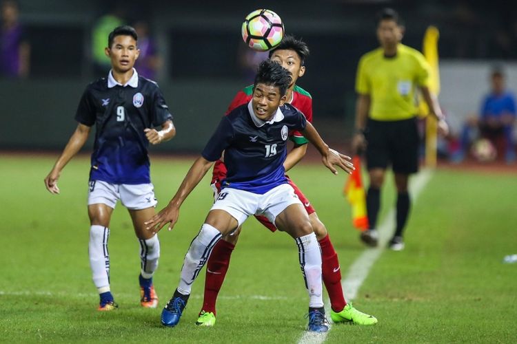 Pemain timnas Indonesia U-19 berebut bola dengan pemain timnas Kamboja U-19 di Stadion Patriot Candrabaga, Bekasi, Jawa Barat, Rabu (4/10/2017). Timas Indonesia U-19 Menang 2-0 melawan Timnas Kamboja U-19.
