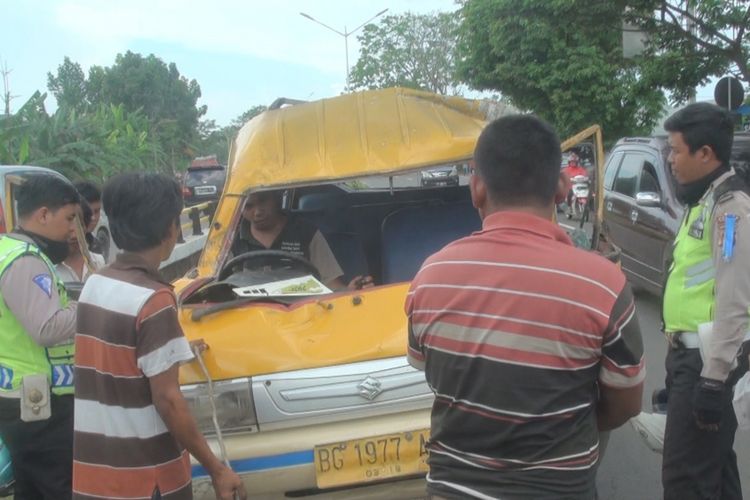 Kendaraan angkot yang sempat nangkirng di atas pagar jembatan di Jalintim Palembang-Lampung usai ditabrak kijang inova sudah diurunkan dan dibawa ke Pos Lantas Polres Ogan Ilir