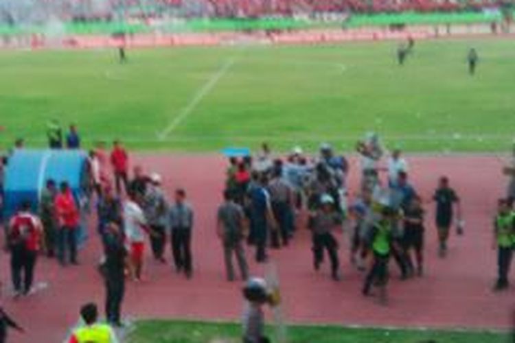 Kerusuhan saat pertandingan di Stadion Manahan, Solo, Rabu (22/10/2014). 