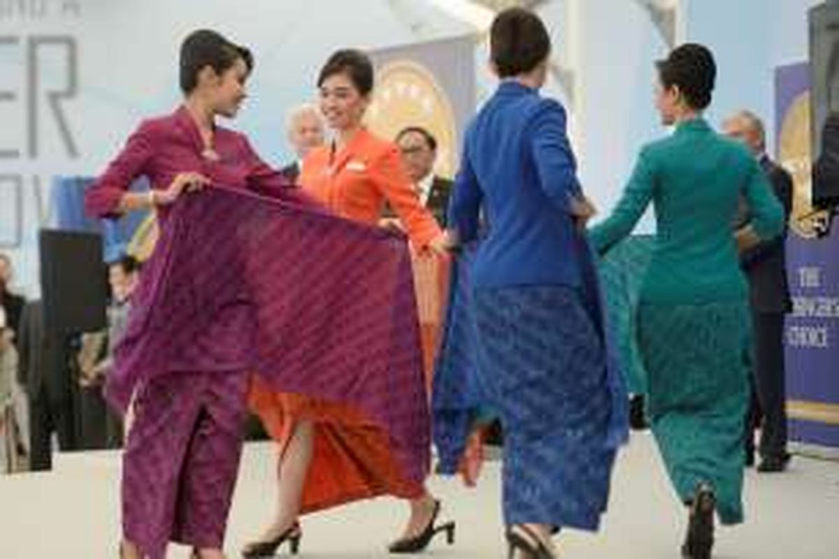 Garuda Indonesia Raih World Best Cabin Staff - Para pramugari Garuda Indonesia melakukan performer usai menerima penghargaan Worldâ??s Best Cabin Staff dari Skytrax yang berbarengan dengan ajang pameran kedirgantaraan Farnborough Air Show 2016 di Farnborough, Inggris, Selasa (12/7). Penghargaan ini merupakan yang ketiga kalinya bagi Garuda Indonesia.
Kompas/Wawan H Prabowo