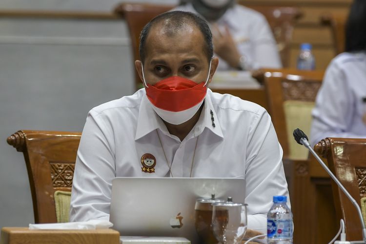 Wakil Menteri Hukum dan HAM (Wamenkumham) Edward Omar Sharif Hiariej mengikuti rapat kerja dengan Komisi III DPR di Kompleks Parlemen, Senayan, Jakarta, Senin (15/11/2021). Rapat tersebut beragendakan pembahasan jadwal dan rencana kerja pembahasan RUU tentang Kejaksaan serta mendengarkan pandangan pemerintah dan pimpinan Komisi III DPR atas RUU tentang Kejaksaan. ANTARA FOTO/Galih Pradipta/foc.