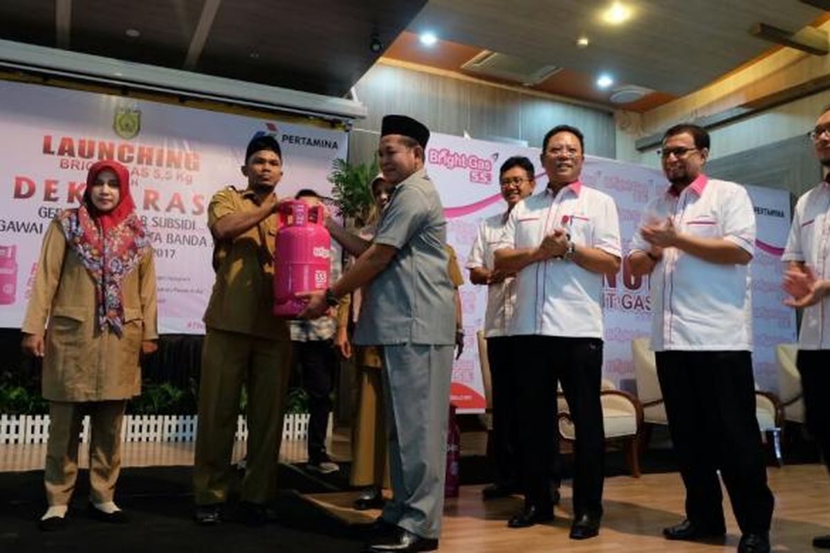 Plt Walikota Banda Aceh didampingi General Manager PT Pertamina (Persero) Marketing Operation Region I Sumbagut Romulo Hutapea memberikan secara simbolis tabung LPG Non Subsidi Bright Gas kepada PNS di Banda Aceh, Senin (6/2/2017).