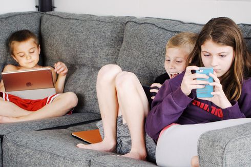 Kapan Waktu yang Tepat Memberi Smartphone untuk Anak?