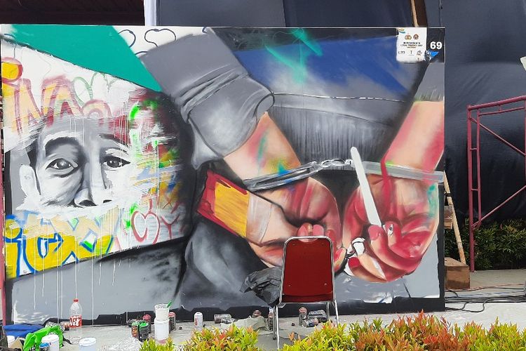 Salah satu murak bertema kritik karya peserta lomba Bhayangkara Mural Festival 2021 di Lapangan Bhayangkara, Jakarta, Sabtu (30/10/2021).