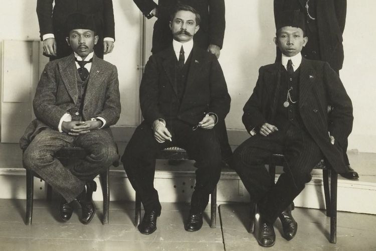 Tiga Serangkai pendiri Indische Partij yang ditangkap dan diasingkan ke Belanda.