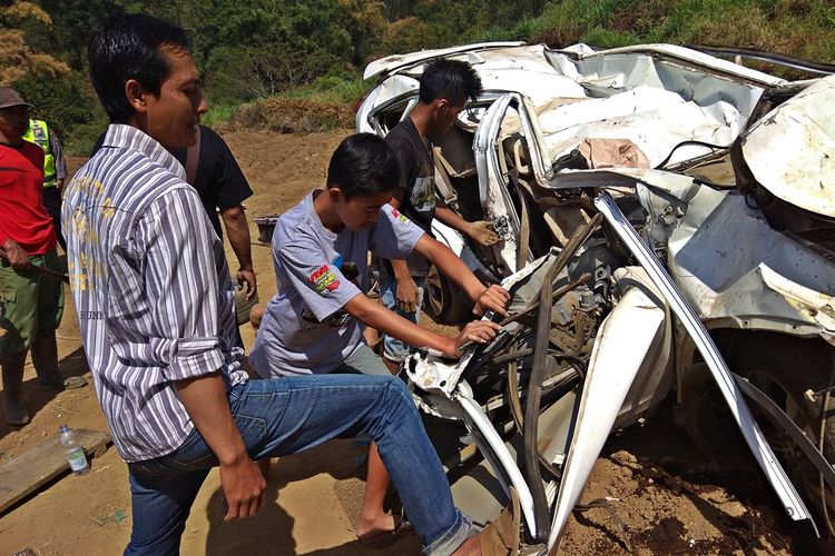  Mobil honda CRV   yang mengalami kecelakaan terjun ke jurang sedalam 100 meter di Kecamatan Plaosan Kabupaten Magetan Jawa Timur terpaksa ditreteli sebelum dievakuasi.