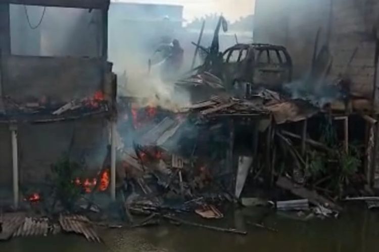 Kebakaran terjadi di Jalan Inspeksi Kali Cakung Drein Rawa Malang RT 10/RW 09, Cilincing, Jakarta Utara pada Minggu (3/1/2021) pagi.