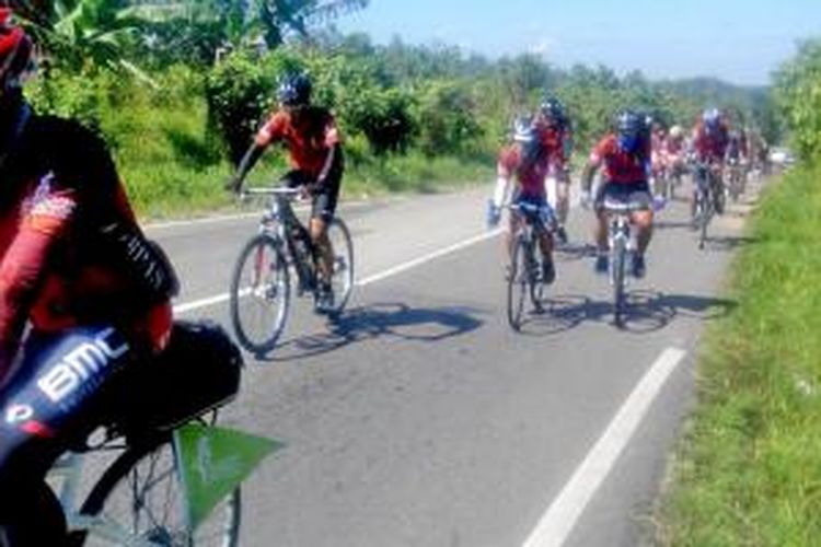 Peserta Jambore Sepeda Kalimantan menempuh perjalanan dari Tanjung, Kabupaten Tabalong, Kalimantan Selatan, menuju Batu Kajang, Kalimantan Timur, Rabu (6/5/2015).