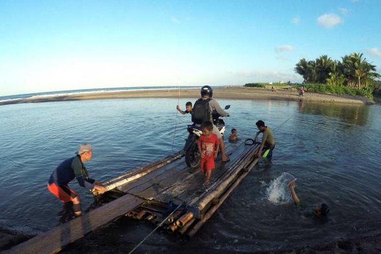 Penyeberangan dengan rakit di sungai kecil di pantai Karakelang bagian Timur, Kabupaten Talaud, Sulawesi Utara.
