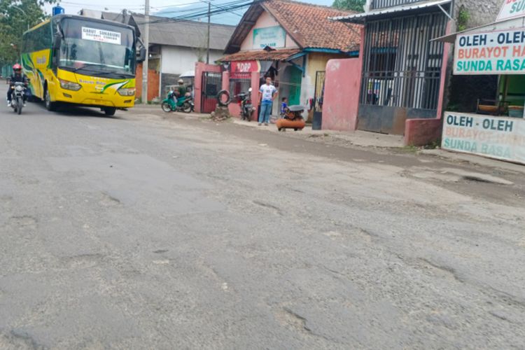 Ruas jalan Garut-Bandung di Kecamatan Kadungora yang merupakan jalan provinsi yang rusak berat dan dikeluhkan pengguna jalan