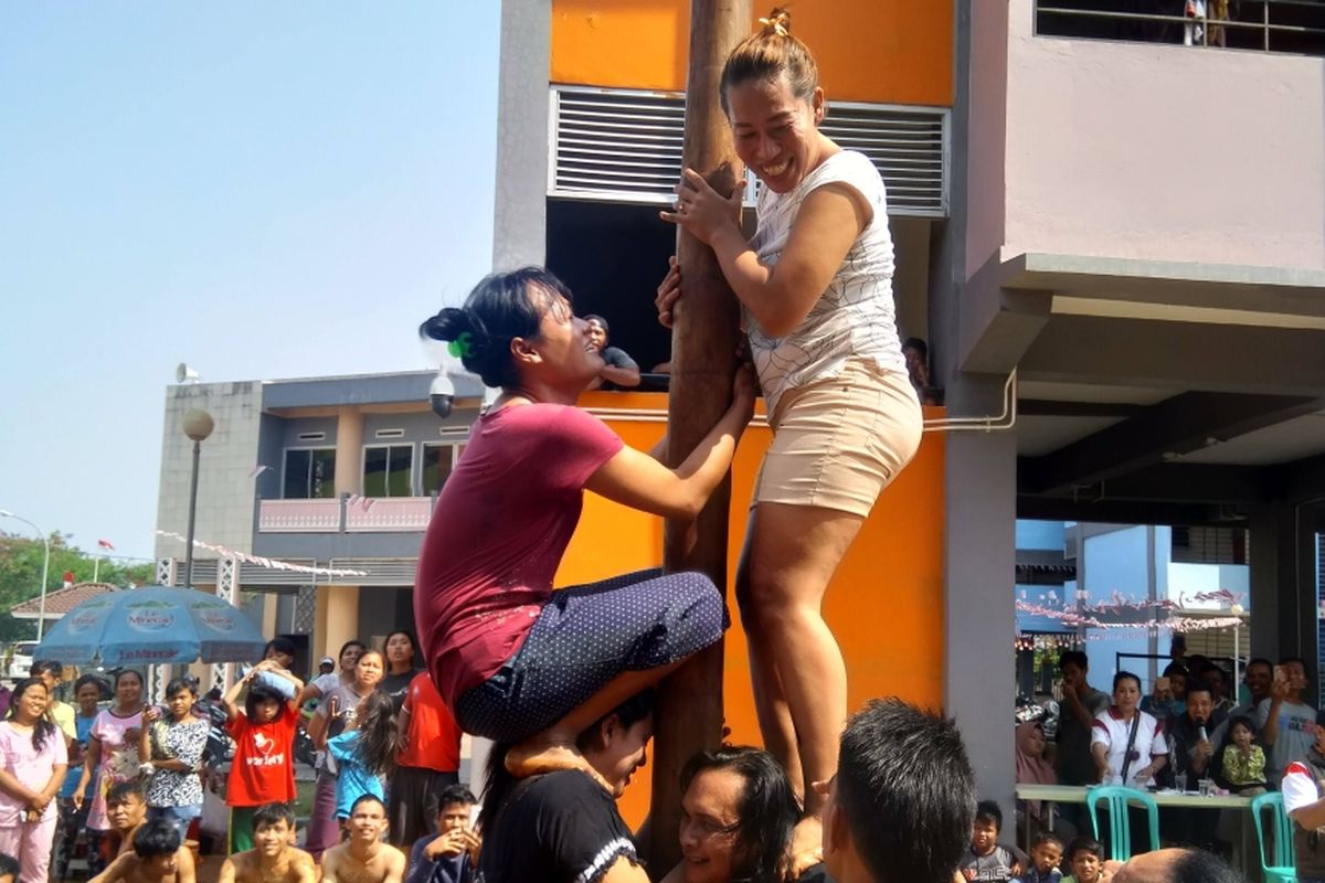 Para Waria mengikuti kegiatan Lomba Panjat Pinang, Rusunawa Albo, DKI Jakarta pada peringatan hari kemerdekaan Indonesia tahun 2018, dalam usahanya untuk bergabung bersama masyarakat. (Foto: PKBI, Yudi Supriadi/KOMPAS.com)