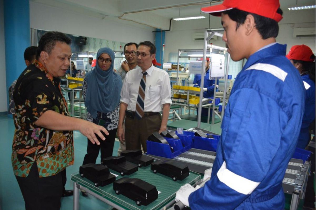 Wakil Presdir TMMIN, Edward Otto Kanter bersama Kepala Departemen Teknik Industri UI, Dr. Ing. Amalia Suzianti dan Kepala Laboratorium Sistem Manufaktur, Prof. Dr. Ir. T. Yuri M. Zagloel, M.Eng.Sc meninjau laboratorium lean manufacturing.