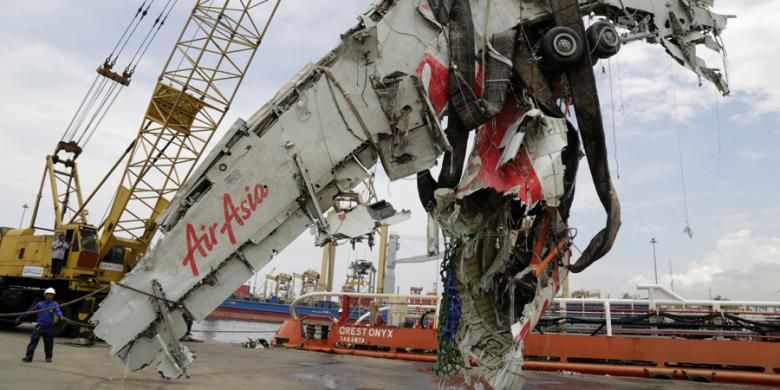 Bangkai pesawat yang berhasil diangkat dalam operasi lanjutan oleh tim SAR gabungan Basenas diturunkan dari kapal Crest Onyx di Pelabuhan Tanjung Priok, Jakarta, Senin (2/3/2015).  Bangkai yang merupakan bagian dari serpihan utama pesawat yang jatuh di Selat Karimata tersebut diserahkan Basarnas ke Komite Nasional Keselamatan Transportasi (KNKT) untuk kelanjutan investigasi.