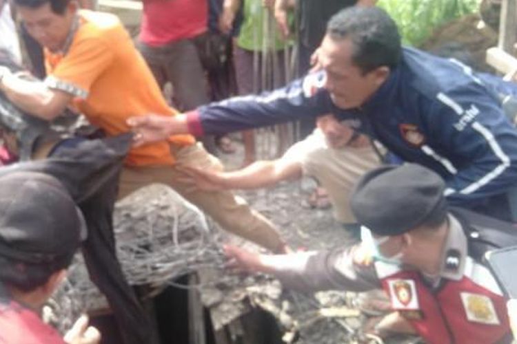 Tiga pekerja meninggal dunia saat melakukan pembangunan bak penampungan air di Banjar Seribatu, Desa Penglumbaran, Kecamatan Susut, Bangli, Bali, Sabtu (2/8/2025). Ketiganya diduga mengalami gagal napas saat di dalam lubang bak penampungan air. 