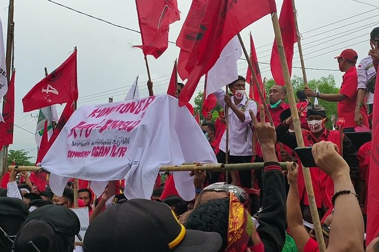 Massa partai politik pendukung Ilyas-Endang membawa keranda untuk menunjukkan bahwa demokrasi sudah mati di Ogan Ilir dalam aksi unjuk rasa yang digelar hari ini di depan gerbang Kantor KPU dan Bawaslu Ogan Ilir