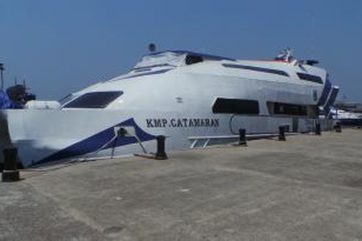 Kapal Dinas Perhubungan DKI di Pelabuhan Kali Adem, Muara Angke, Jakarta Utara.