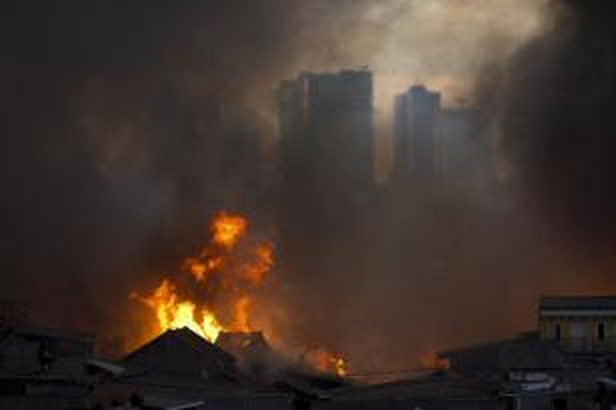 Hunian padat penduduk di Jalan Sabeni, RW 14, Kelurahan Kebon Melati, Tanah Abang, Jakarta Pusat, Kamis (5/3/2015) sore terbakar. Kebakaran meluas dengan cepat dan menghanguskan ratusan rumah.