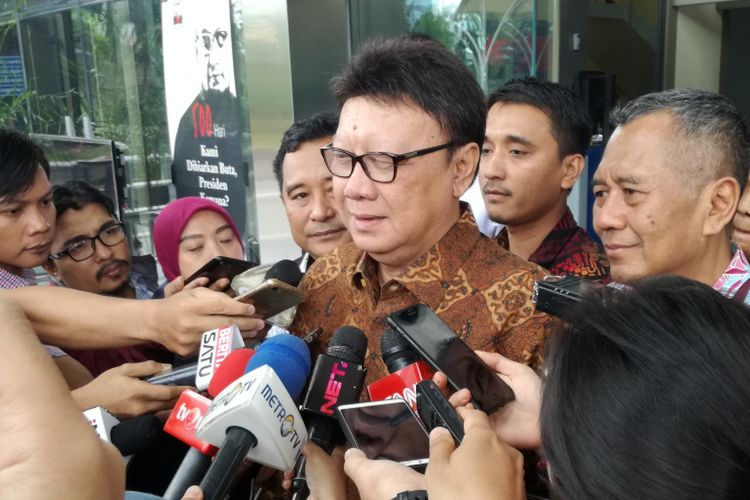 Menteri Dalam Negeri Tjahjo Kumolo usai diperiksa sebagai saksi kasus dugaan suap perizinan proyek Meikarta di KPK, Jakarta, Jumat (25/1/2019)