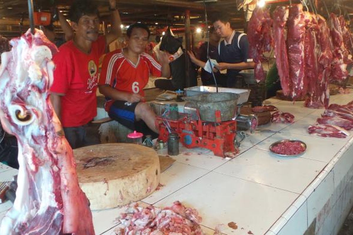 Pedagang daging sapi di Pasar Perumnas Klender, Jakarta Timur. Kamis (13/8/2015).