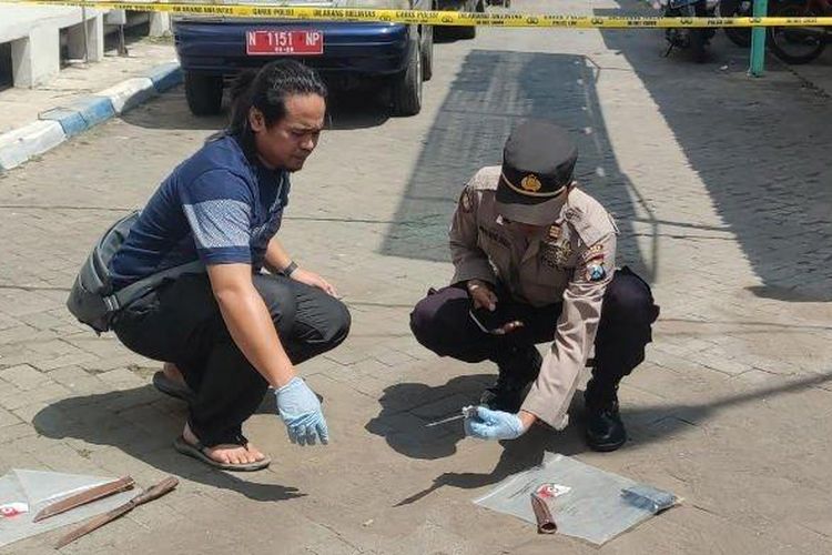 Personel Polsek Dringu tengah melakukan olah TKP peristiwa berdarah di depan Loket PDAM Unit Dringu di Mal Pelayanan Publik (MPP) Kabupaten Probolinggo, Sabtu (14/1/2023). 