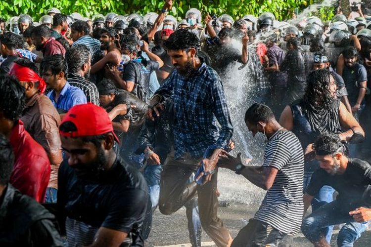 Polisi menggunakan water canon untuk membubarkan mahasiswa yang memprotes menuntut pengunduran diri Presiden Sri Lanka Gotabaya Rajapaksa atas krisis ekonomi negara yang melumpuhkan, di Kolombo pada Kamis (19/5/2022). 