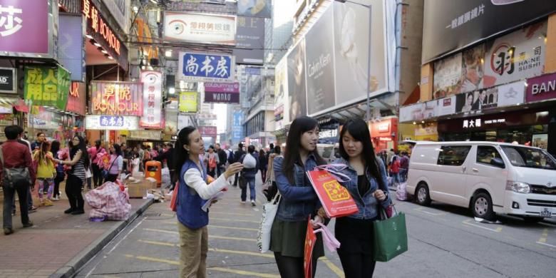 Suasana di salah satu pusat perbelanjaan di Langham Place, Mong Kok, Hongkong, Kamis (30/1/2014). Hongkong saat ini memiliki populasi sekitar tujuh juta penduduk dan bangunannya didominasi dengan rusun atau apartemen.