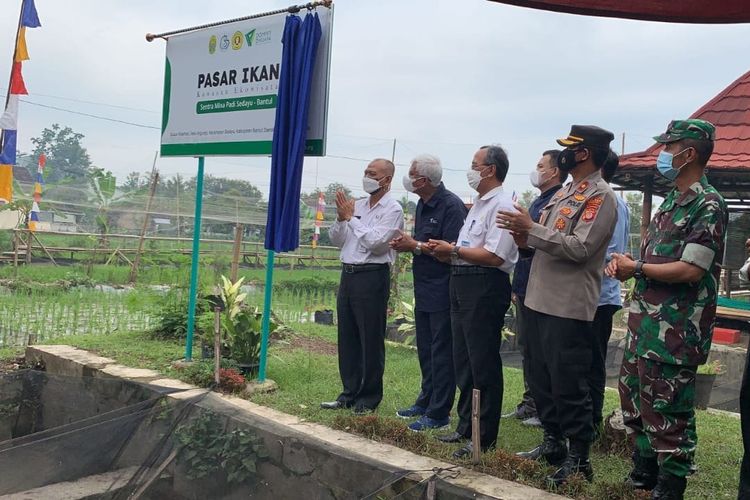 Perwakilan manajemen Dompet Dhuafa, mitra, stakeholder, dan muspika, menggelar simbolisasi peresmian program Pasar Ikan kawasan ekowisata yang merupakan bagian dari Sentra Mina Padi Sedayu, Bantul, Yogyakarta, beberapa waktu lalu. Program tersebut sebagai wujud penguatan pangan nasional.