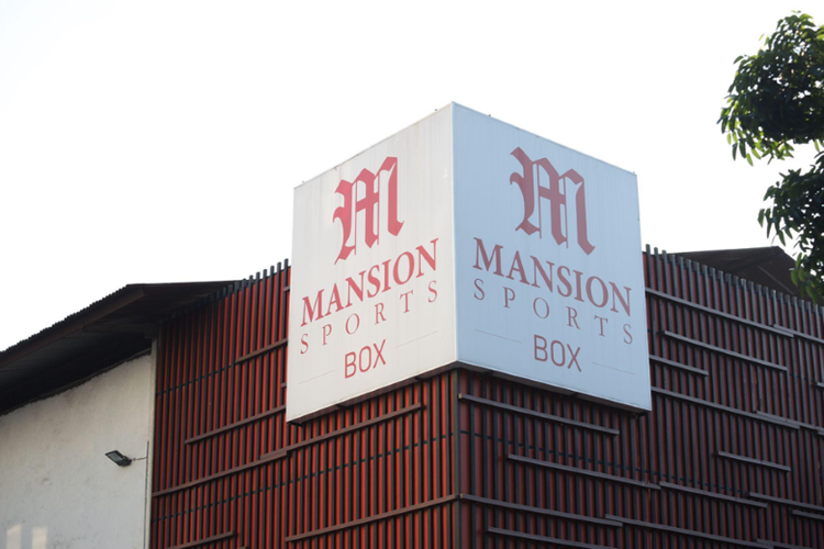 Mansion Sports Box Pluit dilengkapi dengan enam lapangan bulu tangkis dan satu lapangan serbaguna untuk futsal dan basket. 