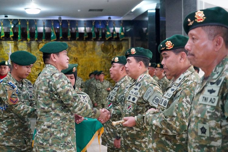 Kepala Staf TNI AD (KSAD) Jenderal Maruli Simanjuntak yang masih merangkap sebagai Panglima Komando Cadangan Strategis TNI AD (Pangkostrad), memimpin serah terima jabatan (jabatan) Panglima Divisi Infanteri (Pangdivif) 1 Kostrad dan Kepala Kepompok Staf Ahli (Kapoksahli) Pangkostrad.