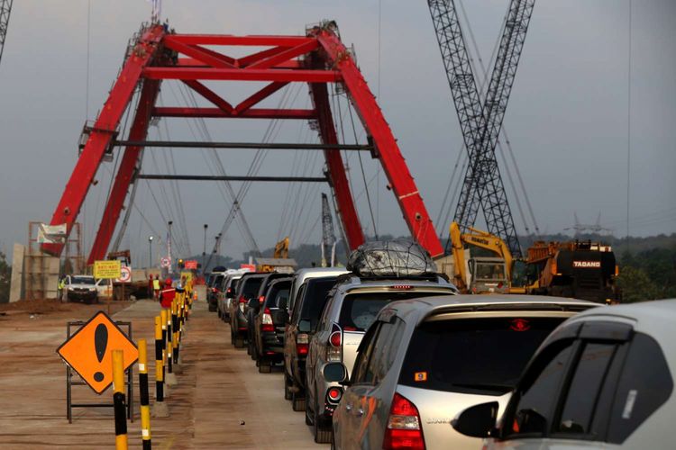 Antrean kendaraan pemudik yang akan melintasi Jembatan Kalikuto di ruas tol fungsional Batang-Semarang, Jawa Tengah, Rabu (13/6/2018). Menteri Pekerjaan Umum dan Perumahan Rakyat (PUPR) Basuki Hadimuljono meresmikan jembatan tersebut untuk dilalui kendaraan pemudik menuju ke Semarang, Solo, Surabaya dan sekitarnya tanpa keluar di exit Gringsing.